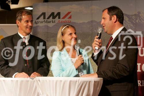 Genussregionen Österreich im Rahmen der Klagenfurter Herbstmesse, Allianz für starke Regionen mit u. a. BM Josef Pröll - Landwirtschaftsminister, LR Josef Martinz - Agrarlandesrat Kärnten, Mag. Volker Hornsteiner - Vorstandssprecher BILLA AG, Johann Verhounig - Steyer Traktoren
vl: LR Martinz, Moderatorin, BM Pröll