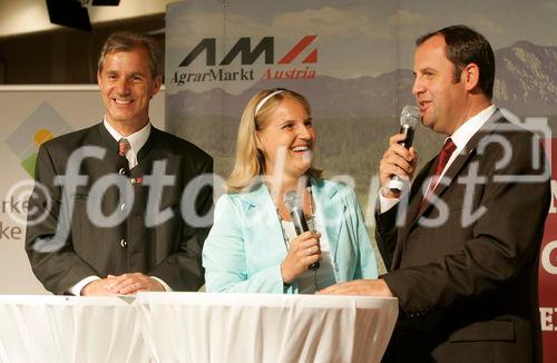 Genussregionen Österreich im Rahmen der Klagenfurter Herbstmesse, Allianz für starke Regionen mit u. a. BM Josef Pröll - Landwirtschaftsminister, LR Josef Martinz - Agrarlandesrat Kärnten, Mag. Volker Hornsteiner - Vorstandssprecher BILLA AG, Johann Verhounig - Steyer Traktoren
vl: LR Martinz, Moderatorin, BM Pröll