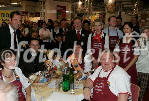 Genussregionen Österreich im Rahmen der Klagenfurter Herbstmesse, Allianz für starke Regionen mit u. a. BM Josef Pröll - Landwirtschaftsminister, LR Josef Martinz - Agrarlandesrat Kärnten, Mag. Volker Hornsteiner - Vorstandssprecher BILLA AG, Johann Verhounig - Steyer Traktoren
vl: BM Pröll und Genussregion Teilnehmer 