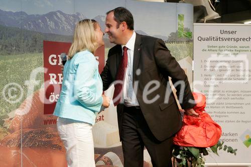 Genussregionen Österreich im Rahmen der Klagenfurter Herbstmesse, Allianz für starke Regionen mit u. a. BM Josef Pröll - Landwirtschaftsminister, LR Josef Martinz - Agrarlandesrat Kärnten, Mag. Volker Hornsteiner - Vorstandssprecher BILLA AG, Johann Verhounig - Steyer Traktoren
vl: Moderatorin, BM Pröll