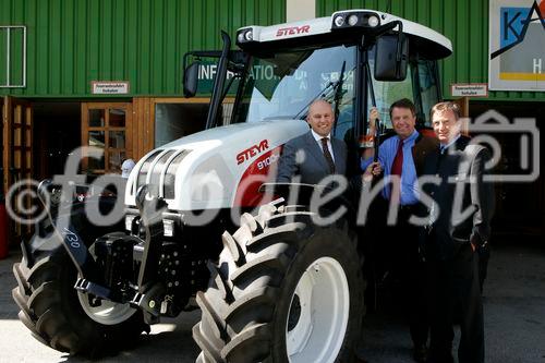 Genussregionen Österreich im Rahmen der Klagenfurter Herbstmesse, Allianz für starke Regionen mit u. a. BM Josef Pröll - Landwirtschaftsminister, LR Josef Martinz - Agrarlandesrat Kärnten, Mag. Volker Hornsteiner - Vorstandssprecher BILLA AG, Johann Verhounig - Steyer Traktoren
vl: Hornsteiner, Walfried Wutscher LWK, Verhounig