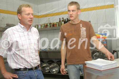 Foto v.li.na.re.: Andreas Lidauer und Wolfgang Papst haben sich
zusammengeschlossen und verkaufen ab Hof sowie
auf verschiedensten Märkten ihr Bauernhofeis.                                                              