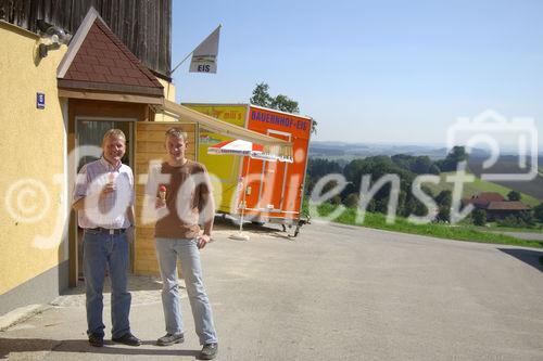 Foto v.li.na.re.: Andreas Lidauer und Wolfgang Papst haben sich
zusammengeschlossen und verkaufen ab Hof sowie
auf verschiedensten Märkten ihr Bauernhofeis.                                                              