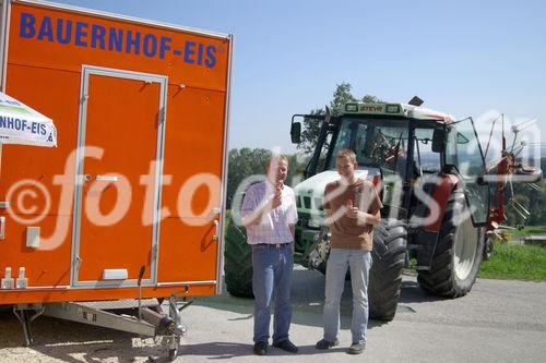 Foto v.li.na.re.: Andreas Lidauer und Wolfgang Papst haben sich
zusammengeschlossen und verkaufen ab Hof sowie
auf verschiedensten Märkten ihr Bauernhofeis.                               