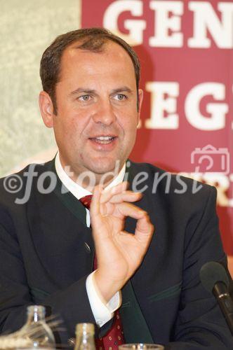 (c) fotodienst/Dan Carabas - Baden 03.09.06 - Festveranstaltung GENUSS REGIONEN ÖSTERREICH - FOTO: Bundesminister Josef Pröll 