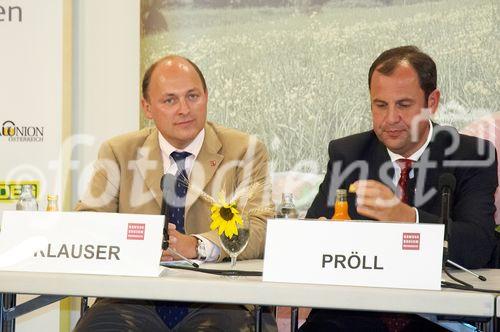 (c) fotodienst/Dan Carabas - Baden 03.09.06 - Festveranstaltung GENUSS REGIONEN ÖSTERREICH - FOTO: v.li.: CNH Steyr Österreich-Direktor Andreas Klauser, Bundesminister Josef Pröll