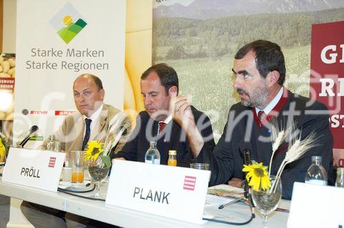 (c) fotodienst/Dan Carabas - Baden 03.09.06 - Festveranstaltung GENUSS REGIONEN ÖSTERREICH - FOTO: v.li.: CNH Steyr Österreich-Direktor Andreas Klauser, Bundesminister Josef Pröll, NÖ Agrar-Landesrat Josef Plank 