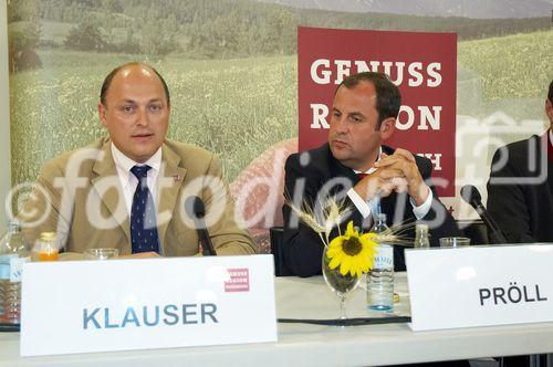 (c) fotodienst/Dan Carabas - Baden 03.09.06 - Festveranstaltung GENUSS REGIONEN ÖSTERREICH - FOTO: v.li.: CNH Steyr Österreich-Direktor Andreas Klauser, Bundesminister Josef Pröll 