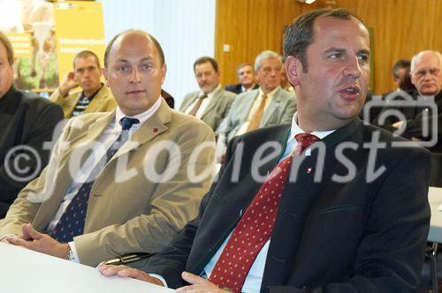 (c) fotodienst/Dan Carabas - Baden 03.09.06 - Festveranstaltung GENUSS REGIONEN ÖSTERREICH - FOTO: v.li.: CNH Steyr Österreich-Direktor Andreas Klauser, Bundesminister Josef Pröll 