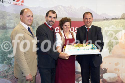 (c) fotodienst/Dan Carabas - Baden 03.09.06 - Festveranstaltung GENUSS REGIONEN ÖSTERREICH - FOTO: v.li.: CNH Steyr Österreich-Direktor Andreas Klauser, NÖ Agrar-Landesrat Josef Plank, Bundesminister Josef Pröll 