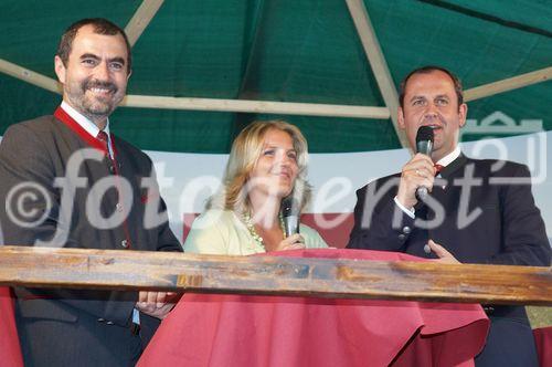 (c) fotodienst/Dan Carabas - Baden 03.09.06 - Festveranstaltung GENUSS REGIONEN ÖSTERREICH - FOTO: v.li.: NÖ Agrar-Landesrat Josef Plank, Moderatorin Birgit Perl, Bundesminister Josef Pröll 