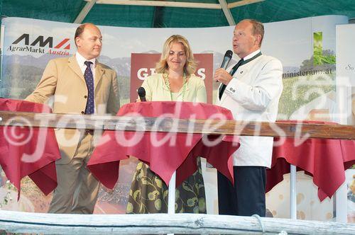 (c) fotodienst/Dan Carabas - Baden 03.09.06 - Festveranstaltung GENUSS REGIONEN ÖSTERREICH - FOTO: v.li.: CNH Steyr Österreich-Direktor Andreas Klauser, Moderatorin Birgit Perl, Badener Bürgermeister August Breininger 