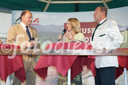 (c) fotodienst/Dan Carabas - Baden 03.09.06 - Festveranstaltung GENUSS REGIONEN ÖSTERREICH - FOTO: v.li.: CNH Steyr Österreich-Direktor Andreas Klauser, Moderatorin Birgit Perl, Badener Bürgermeister August Breininger 