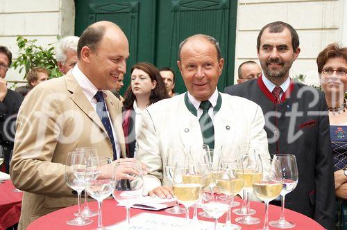 (c) fotodienst/Dan Carabas - Baden 03.09.06 - Festveranstaltung GENUSS REGIONEN ÖSTERREICH - FOTO: v.li.: CNH Steyr Österreich-Direktor Andreas Klauser, Badener Bürgermeister August Breininger, NÖ Agrar-Landesrat Josef Plank 