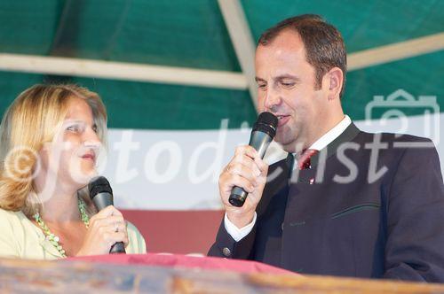 (c) fotodienst/Dan Carabas - Baden 03.09.06 - Festveranstaltung GENUSS REGIONEN ÖSTERREICH - FOTO: v.li.: Moderatorin Birgit Perl, Bundesminister Josef Pröll 