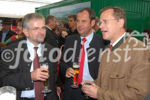 Allianzpartner Heinz Pöttinger vom Landmaschinenhersteller Pöttinger (r.) im Gespräch mit ÖVP-Klubobmann Willhelm Molterer (l.) und Landwirtschaftsminister Josef Pröll. 