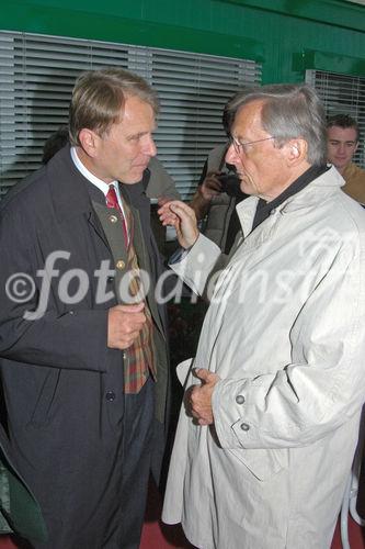 Bundeskanzler Wolfgang Schüssel spricht mit dem Partner der 