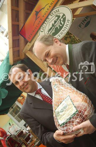 Steirische Verführung 2006 - gutbesuchte Veranstaltung mit Landwirtschaftsminister Josef Pröll in Graz, im Bild mit LR Johann Seitinger beim Vulkano-Schinken Stand