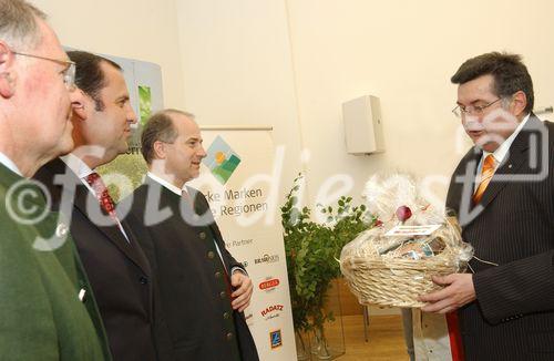 Steirische Verführung 2006 - gutbesuchte Veranstaltung mit Landwirtschaftsminister Josef Pröll in Graz,  ein Geschenkskorb vom SPAR