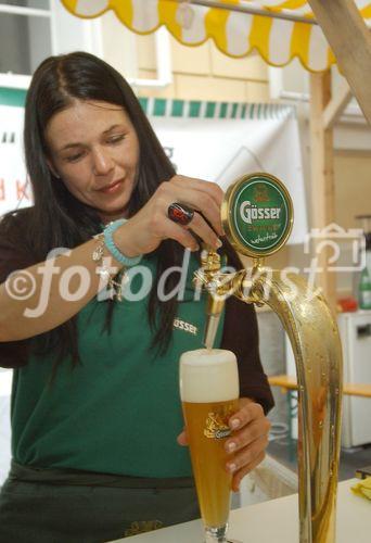 Steirische Verführung 2006 - Gösser Zwickl-Bier Stand - nette Kellnerin