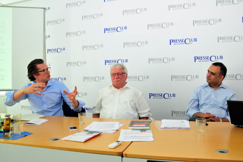 Worauf Unternehmen und ihre CIOs in ihren Cloud-Strategien achten müssen - diesen Fragen widmete sich der Presse-Roundtable im Presseclub München. Im Bild v.l.n.r.: Dr. Carlo Velten, Analyst und CEO der Crisp Research AG, Günter Untucht, Justiziar von Trend Micro und Dheeraj Pandey, Gründer und CEO von Nutanix Inc. 