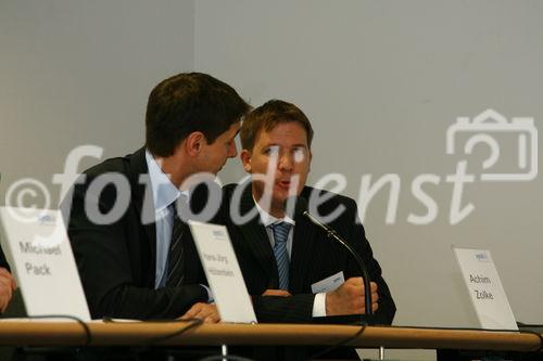 Systaic AG Pressekonferenz: Hans-Jörg Hölzenbein (COO), Achim Zolke (Head of PR) präsentieren das preisgekrönte Energiedach auf der Intersolar 2008 der Öffentlichkeit. (C)Fotodienst/Thomas Stolz