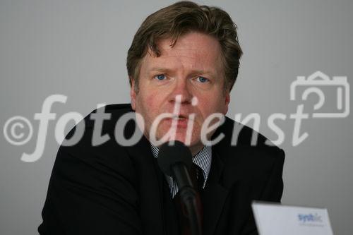 Systaic AG Pressekonferenz: Michael Pack (Vorsitzender des Vorstands) präsentiert das preisgekrönte Energiedach auf der Intersolar 2008 der Öffentlichkeit. (C)Fotodienst/Thomas Stolz