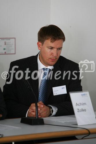 Systaic AG Pressekonferenz: Achim Zolke (Head of PR)
präsentiert das preisgekrönte Energiedach auf der Intersolar 2008 der Öffentlichkeit. (C)Fotodienst/Thomas Stolz