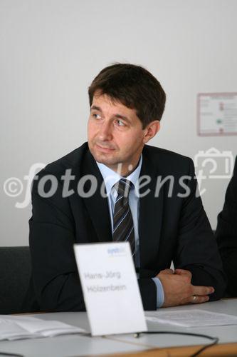 Systaic AG Pressekonferenz: Hans-Jörg Hölzenbein (COO)
präsentiert das preisgekrönte Energiedach auf der Intersolar 2008 der Öffentlichkeit. (C)Fotodienst/Thomas Stolz