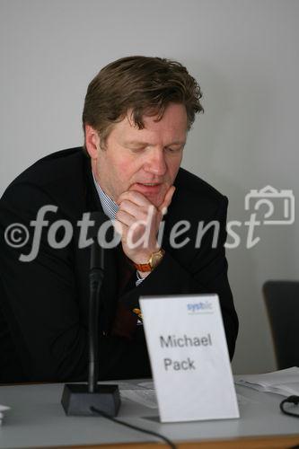 Systaic AG Pressekonferenz: Michael Pack (Vorsitzender des Vorstands) präsentiert das preisgekrönte Energiedach auf der Intersolar 2008 der Öffentlichkeit. (C)Fotodienst/Thomas Stolz