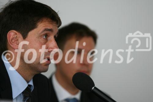 Systaic AG Presse Konferenz: Hans-Jörg Hölzenbein (COO), Achim Zolke (Head of PR) präsentieren das preisgekrönte Energiedach auf der Intersolar 2008 der Öffentlichkeit. (C)Fotodienst/Thomas Stolz