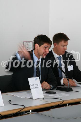 Systaic AG Pressekonferenz: Hans-Jörg Hölzenbein (COO), Achim Zolke (Head of PR) präsentieren das preisgekrönte Energiedach auf der Intersolar 2008 der Öffentlichkeit. (C)Fotodienst/Thomas Stolz