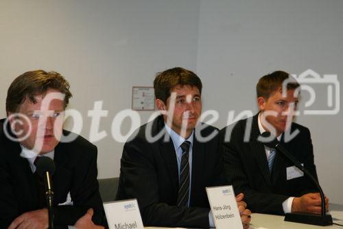 Systaic AG Pressekonferenz: Michael Pack (Vorsitzender des Vorstands), Hans-Jörg Hölzenbein (COO) und Achim Zolke (Head of PR) präsentieren das preisgekrönte Energiedach auf der Intersolar 2008 der Öffentlichkeit. (C)Fotodienst/Thomas Stolz