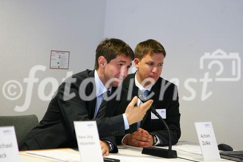 Systaic AG Pressekonferenz: Hans-Jörg Hölzenbein (COO), Achim Zolke (Head of PR) präsentieren das preisgekrönte Energiedach auf der Intersolar 2008 der Öffentlichkeit. (C)Fotodienst/Thomas Stolz