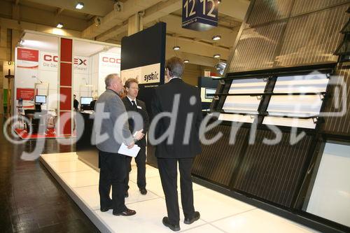 Kundengespräch auf dem Messestand der Systaic AG auf der DEUBAU in Essen