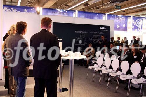 (C) fotodienst/ Andrea Ganshorn; Die Unternehmensberatung Incovis AG veranstaltet vor Ort ein viertägiges Innovationsforum, zu dem prominente Redner wie Bundesumweltminister Sigmar Gabriel oder der Vorstandschef der RWE AG, Dr. Jürgen Großmann eingeladen wurden. Michael Pack griff zu Beginn seines 45-minütigen Vortrags ein Zitat des Bundesumweltministers auf, der in einem Interview darauf hinwies, dass die Autoindustrie 'vor einem Paradigmenwechsel' stünde. 'Der Paradigmenwechsel hat längst begonnen', stellte Pack klar und argumentierte: 'Hybrid- und Elektrofahrzeuge sind bereits Realität, genau wie unsere seit Jahren erfolgreich realisierten Solarlösungen fürs Auto. Schon heute ist eine Kraftstoffeinsparung mit Systaic-Technologie beim PKW von 12,9 % möglich ' unabhängig von dessen Antriebstechnologie. Der generelle Strombedarf wird sich analog zur technischen Entwicklung erhöhen. Die Systaic AG beantwortet mit ihren existenten Fotovoltaik-Produkten die Frage, woher diese Energie kommen sollte.' Die offizielle Pressekonferenz des Innovationsforums auf der IAA war mit Incovis-Vorstand Heiko Dehning, Formel-1-Pilot Heinz-Harald Frentzen, der Trägerin des 'Alternativen Nobelpreises'; Hunter Lovins, Carolin Reichert (Leiterin Neue Geschäfte RWE AG) und Systaic-CEO Michael Pack prominent besetzt. Die Expertenrunde war sich darin einig, dass dem Elektro-PKW die Zukunft gehört und dass der Strom für die neuen Fahrzeuge zu einem möglichst großen Anteil aus erneuerbaren Energien bestehen muss. Hunter Lovins mahnte, dass Deutschland zwar lobenswerterweise Vorreiter bei Erneuerbaren Energien sei, jedoch die Innovationsführerschaft verlieren würde, wenn die Industrie weiterhin 'Business as usual' betreiben würde. Mit Blick auf die großen Stromversorger erklärte Michael Pack: 'Die einen setzen auf zentralistische Strukturen, wir hingegen auf die immer wichtiger werdende dezentrale Stromversorgung. Es gibt in Europa riesige ungenutzte Flächen, etwa die Dächer von Häusern und Fahrzeugen, die geradezu danach schreien, für die Stromproduktion genutzt zu werden. Und genau hierfür bieten wir vollintegrierte Fotovoltaiklösungen an.' Auch Heinz-Harald Frentzen, der ein eigenes Hybrid Concept Car mitbrachte, zeigte sich davon überzeugt, dass „die Elektrifizierung der Fahrzeuge bereits stattfindet und dem Elektroantrieb die Zukunft gehört – ob im Straßenverkehr oder im Motorrennsport.“ Noch bis Freitag, 18.09.2009 sind die Systaic-Solarapplikationen auf der IAA zu sehen, zudem informiert ein 4 m x 3 m großes Display auf dem Innovationsforum Incovision in Halle 4.1 das enorme Treibstoff- und CO2-Einsparpotential, welches die speziellen, integrierten Solarlösungen von Systaic erreichen. www.systaic.de www.incovision.de 