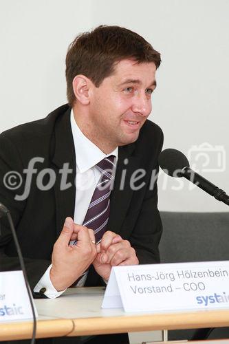 (c) Fotodienst/Kai Bornhak - München, den 27.05.2009 - 
Weltmarktführer SYSTAIC zeigt erstmals die konkrete Einbindung des Solardachs für PKW sowie die nächste Generation des vielfach preisgekrönten SYSTAIC Energiedachs.
Foto Hr. Hans-Jörg Hölzenbein, Vorstand - COO
