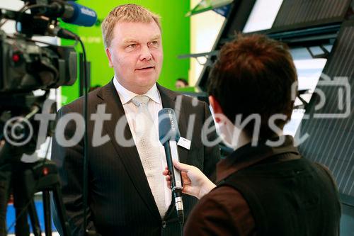 (c) Fotodienst/Kai Bornhak - München, den 27.05.2009 - 
Weltmarktführer SYSTAIC zeigt erstmals die konkrete Einbindung des Solardachs für PKW sowie die nächste Generation des vielfach preisgekrönten SYSTAIC Energiedachs.
Interview mit Hr. Olaf Achilles

