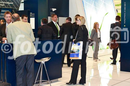 (c) Fotodienst/Kai Bornhak - München, den 27.05.2009 - 
Weltmarktführer SYSTAIC zeigt erstmals die konkrete Einbindung des Solardachs für PKW sowie die nächste Generation des vielfach preisgekrönten SYSTAIC Energiedachs.

