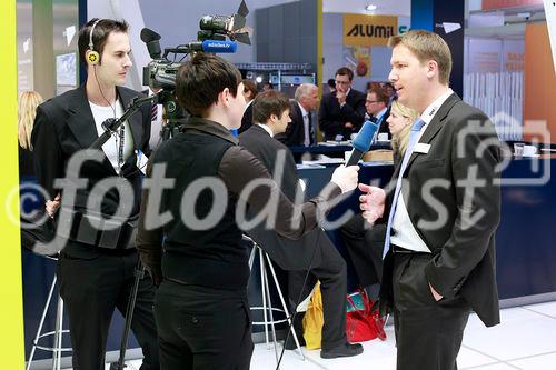 (c) Fotodienst/Kai Bornhak - München, den 27.05.2009 - 
Weltmarktführer SYSTAIC zeigt erstmals die konkrete Einbindung des Solardachs für PKW sowie die nächste Generation des vielfach preisgekrönten SYSTAIC Energiedachs.
Interview mit Hr. Achim Zolke

