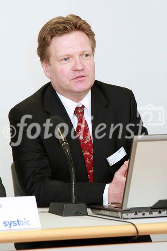 (c) Fotodienst/Kai Bornhak - München, den 27.05.2009 - 
Weltmarktführer SYSTAIC zeigt erstmals die konkrete Einbindung des Solardachs für PKW sowie die nächste Generation des vielfach preisgekrönten SYSTAIC Energiedachs.
Foto Hr. Michael Pack, Vorstandsvorsitzender
