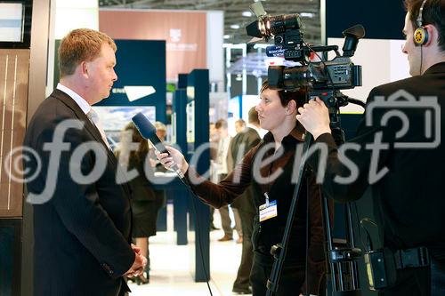 (c) Fotodienst/Kai Bornhak - München, den 27.05.2009 - 
Weltmarktführer SYSTAIC zeigt erstmals die konkrete Einbindung des Solardachs für PKW sowie die nächste Generation des vielfach preisgekrönten SYSTAIC Energiedachs.
Interview mit Hr. Olaf Achilles

