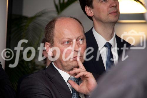 (c)fotodienst/Sarah-Maria Kölbl. Zur Büro-Einweihungsfeier im Galaxy Tower kamen etwa 70 Gäste aus Finanz und Industrie. Ehrengast des Abends war Firmengründer und Controlling-Papst Peter Horváth. 