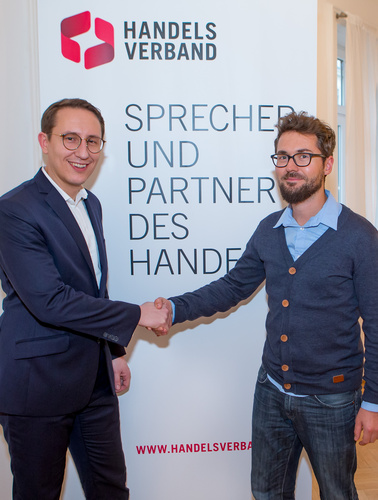 Über aktuelle Trends bei den großen Handelsketten sprach Horváth & Partners Handelsexperte Bernd Seufert mit dem Kommunikationschef des österreichischen Handelsverbands, Gerald Kühberger. Schwerpunkte waren die künftigen Herausforderungen des stationären Handels gegenüber dem immer stärker werdenden internationalen Online-Handel und die Strategien gegen Amazon, Apple, Facebook & Co.