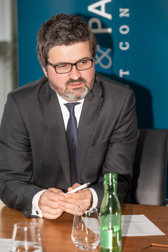 Europas Pharmaindustrie rückt näher an den Patienten heran. Die Digitalisierung und ihre vielfältigen Anwendungsmöglichkeiten bieten dazu reichlich Gelegenheit. Es ist aber auch die Folge neuer Geschäftsmodelle im Gesundheitsbereich und radikaler Veränderungen in den herkömmlichen Lieferketten durch das Eindringen externer Player wie Google Health & Co, sagt der Experte für Pharma und Life Science beim Managementberatungsunternehmen Horváth & Partners, Philipp Temmel.