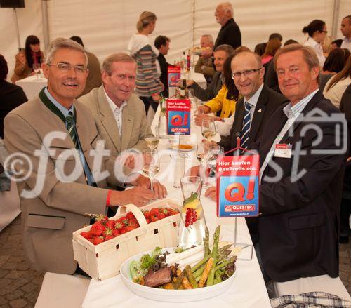 Anfang Juni lud Bauprofi Quester zum 20. Mal in Folge zu seinem traditionellen Spargelfest in Raasdorf. Über 800 Kunden, Lieferanten und Mitarbeiter folgten der Einladung. Im Bild: v.l.n.r. Peter Giffinger (Managing Director Rigips Austria), Franz Hartmann (Vertriebsdirektor Isover Austria), Gerhard Staudinger (Vertriebsleiter Wienerberger), Ulrich Paulmann 