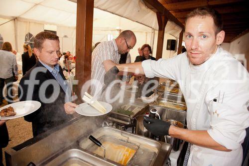 Anfang Juni lud Bauprofi Quester zum 20. Mal in Folge zu seinem traditionellen Spargelfest in Raasdorf. Über 800 Kunden, Lieferanten und Mitarbeiter folgten der Einladung. Im Bild: 