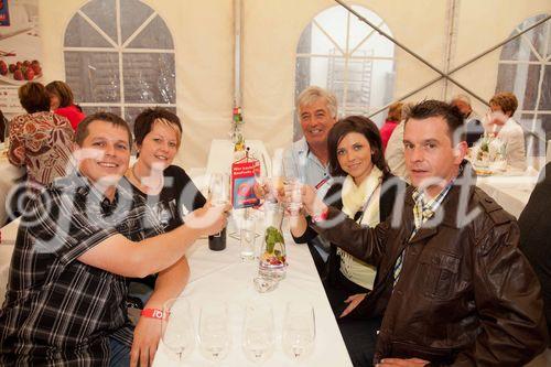 Anfang Juni lud Bauprofi Quester zum 20. Mal in Folge zu seinem traditionellen Spargelfest in Raasdorf. Über 800 Kunden, Lieferanten und Mitarbeiter folgten der Einladung. Im Bild: 