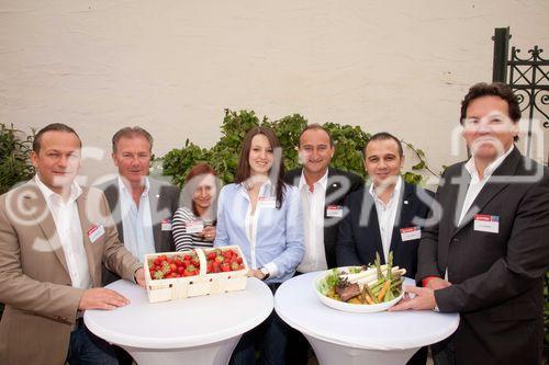 Anfang Juni lud Bauprofi Quester zum 20. Mal in Folge zu seinem traditionellen Spargelfest in Raasdorf. Über 800 Kunden, Lieferanten und Mitarbeiter folgten der Einladung. Im Bild: Mitarbeiterinnen und Mitarbeier von Quester