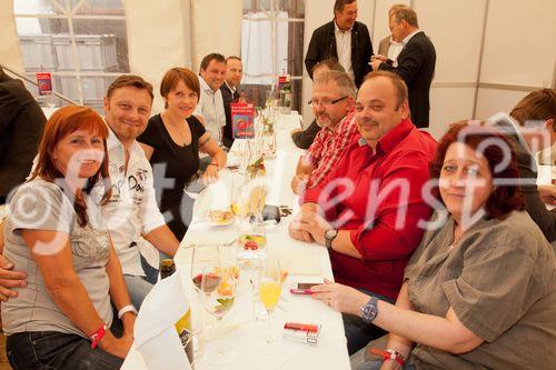 Anfang Juni lud Bauprofi Quester zum 20. Mal in Folge zu seinem traditionellen Spargelfest in Raasdorf. Über 800 Kunden, Lieferanten und Mitarbeiter folgten der Einladung. Im Bild: 